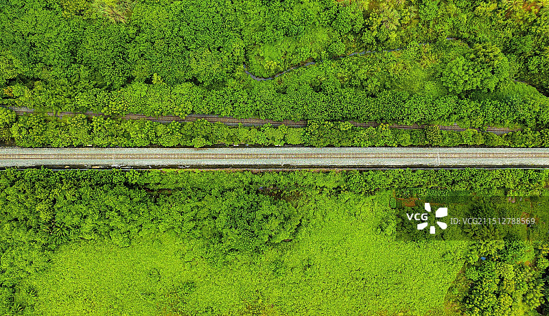 400米高空下的高铁线图片素材