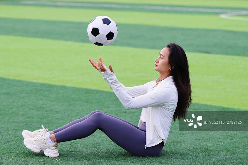 坐在草地上的年轻女子图片素材