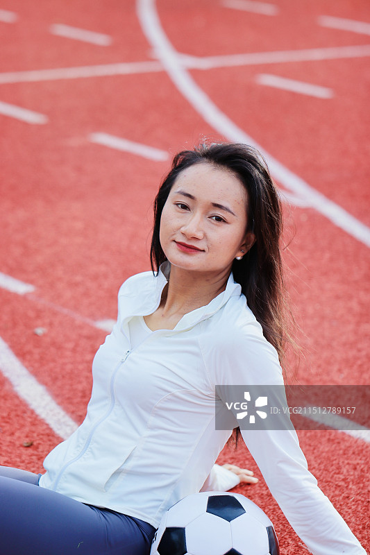 女子田径运动员赛前在跑道上的肖像图片素材