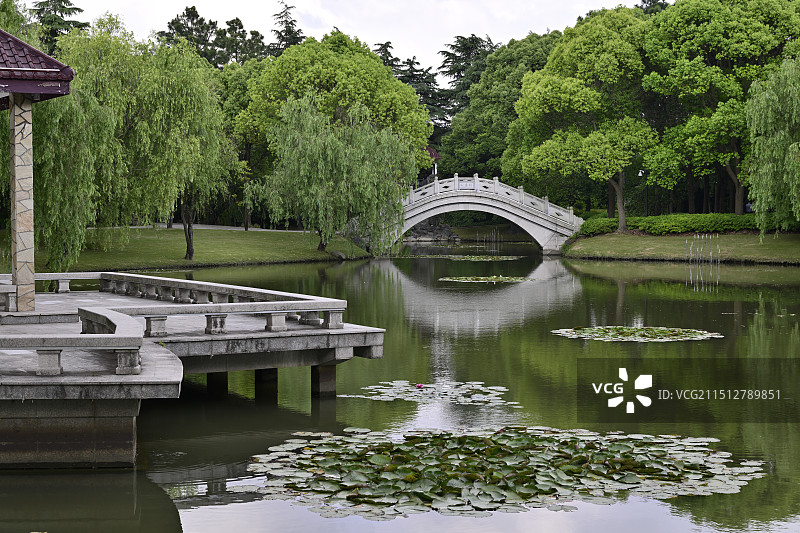 公园园林建筑与湖面图片素材