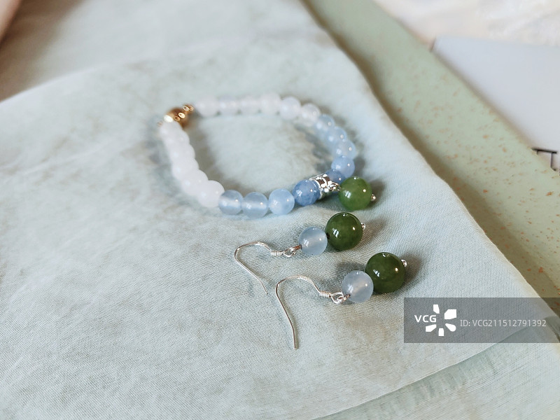 蓝绿色玉石国风串珠手链首饰图片素材