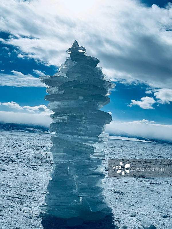 冬季赛里木湖的冰堆图片素材