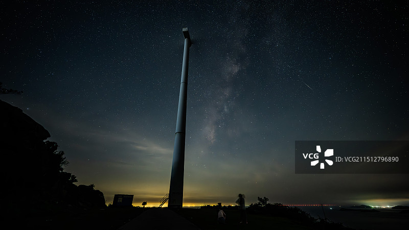夜空下银河与流星图片素材