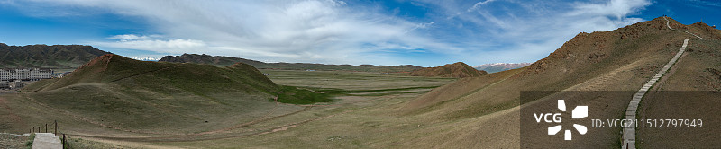 独库公路上的巴音布鲁克镇图片素材
