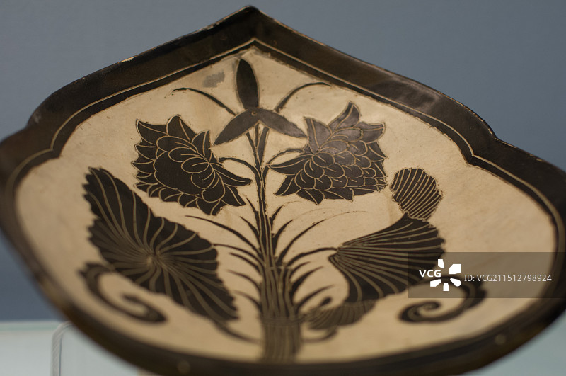 北宋磁州窑白地黑花把莲纹枕图片素材