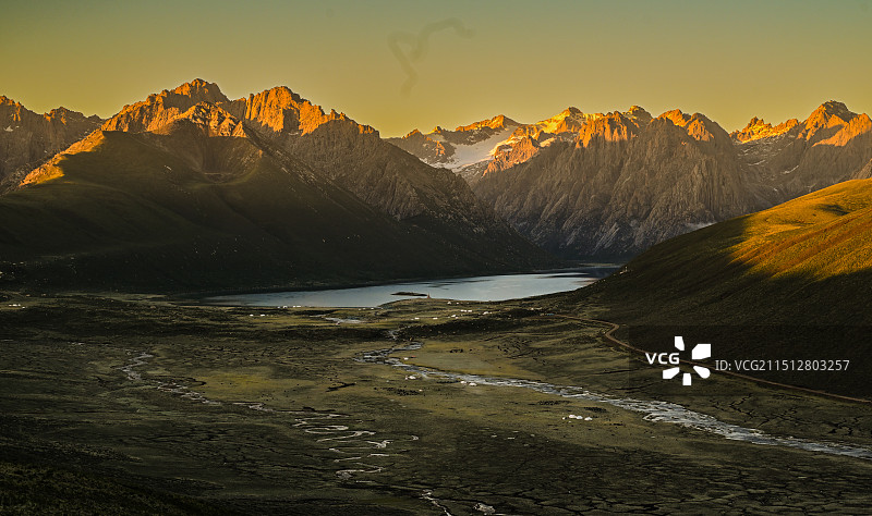 三江源年保玉则仙女湖图片素材