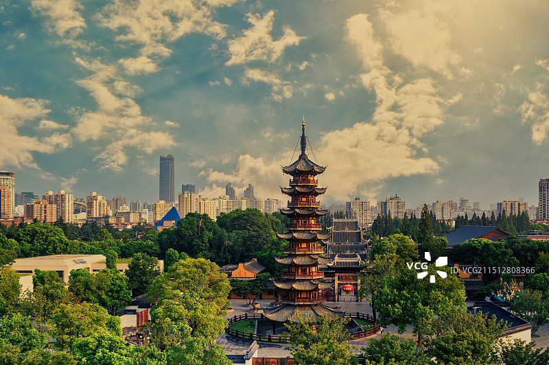 夏日清晨龙华古塔风景图片素材