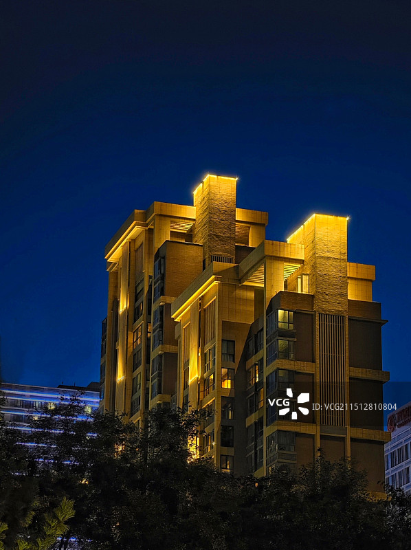 蓝调时刻西安木塔寺公园华灯初上的小楼图片素材