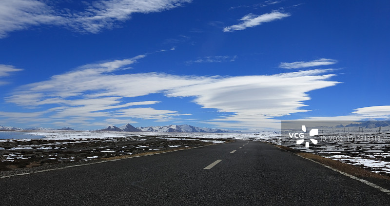 蓝天白云下的佩古错旁的国道219图片素材