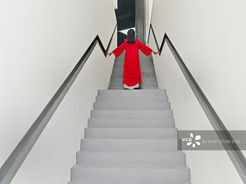站在楼梯上的女人的后视图图片素材