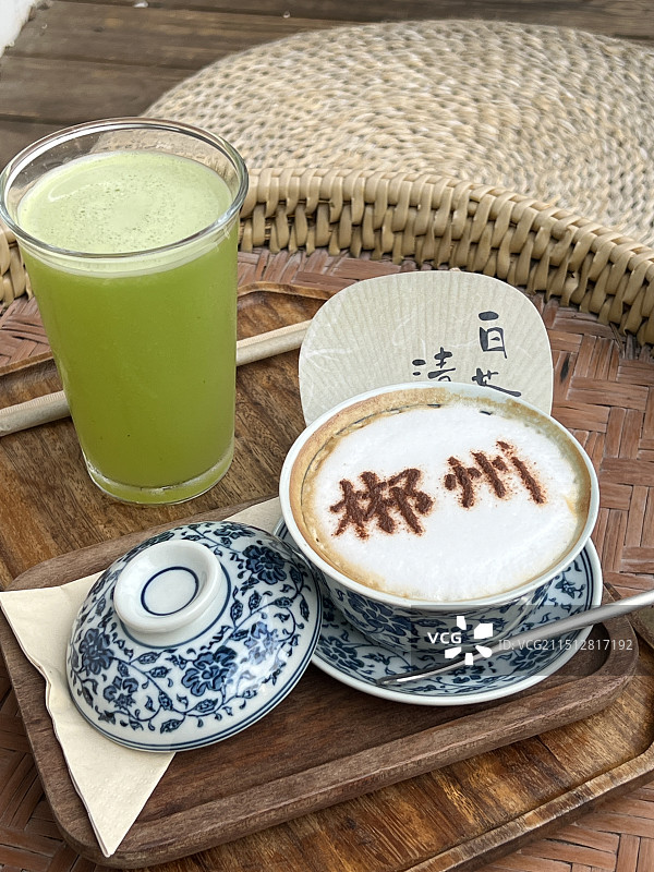 桌上饮料的高角度视图图片素材