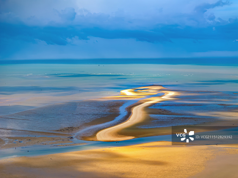 广西北海银滩以其“滩长平、沙细白、水温净、浪柔软、无鲨鱼”等特点，称为天下第一滩(航拍）。图片素材