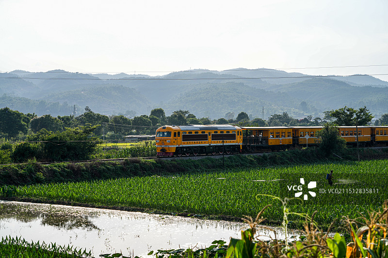 云南红河建水穿过田野的小火车图片素材