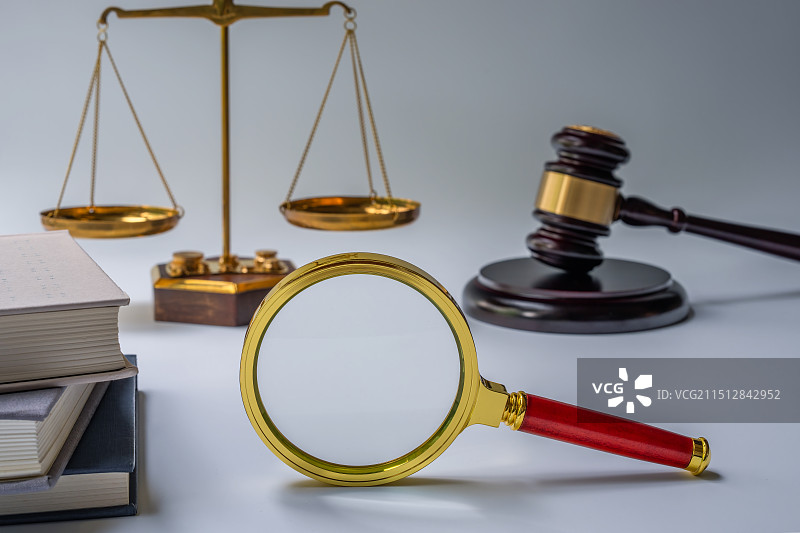 放大镜、法槌、天平、法律书籍与白色背景图片素材