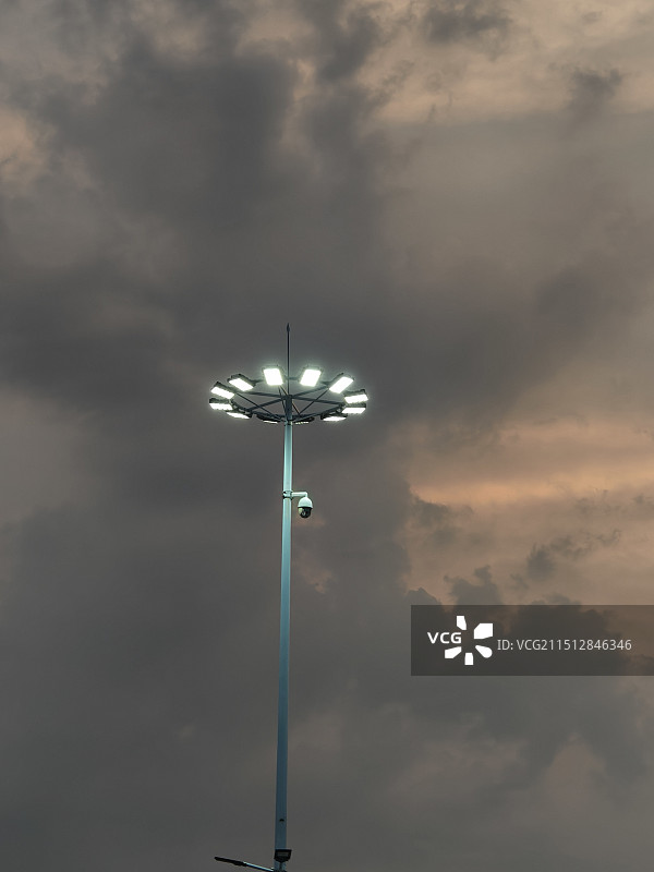 天空下的路灯图片素材