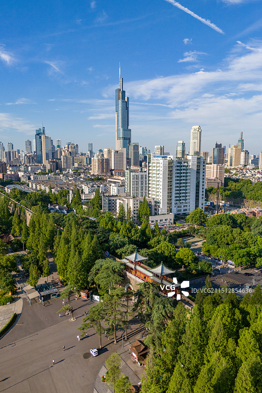 南京明城墙玄武门和紫峰大厦图片素材