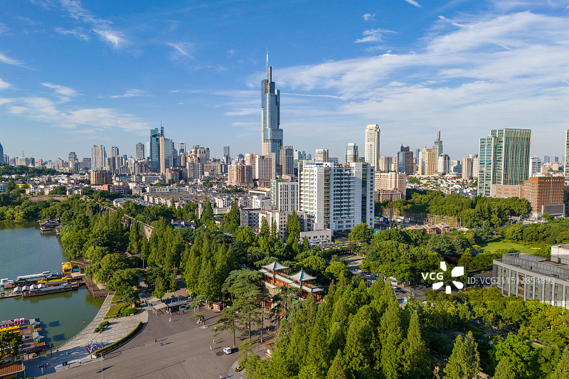 南京明城墙玄武门和紫峰大厦图片素材