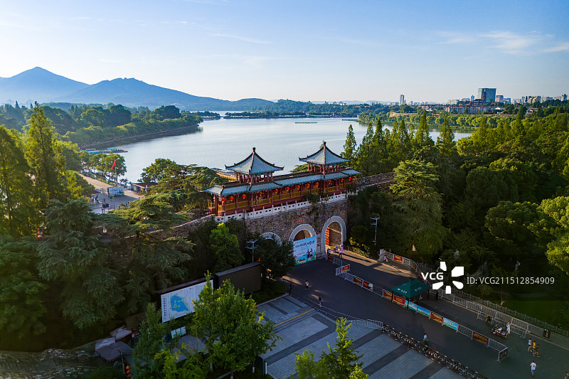 南京明城墙玄武门和玄武湖图片素材