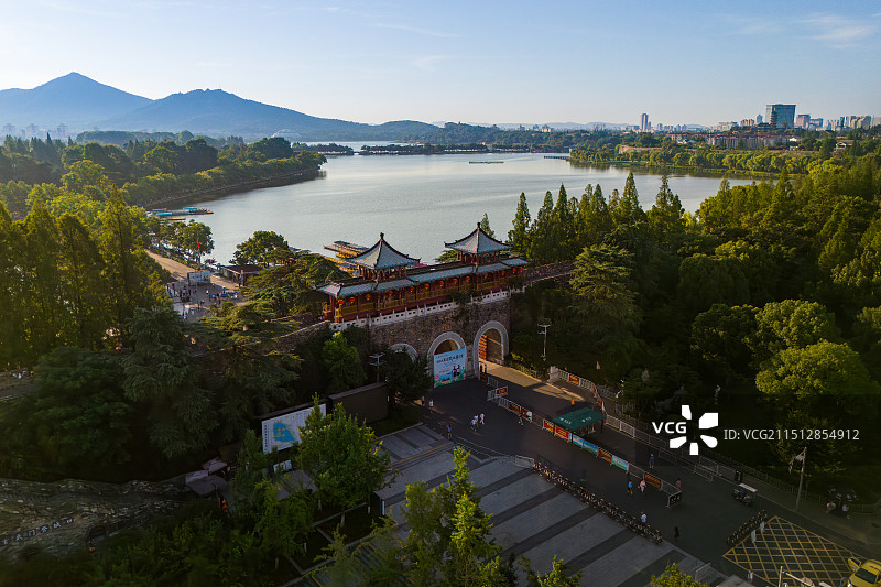 南京明城墙玄武门和玄武湖图片素材
