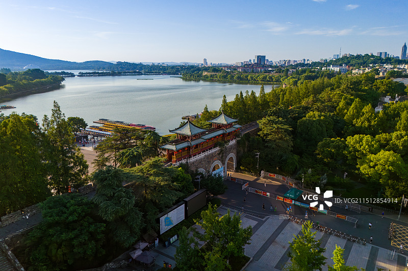 南京明城墙玄武门和玄武湖图片素材