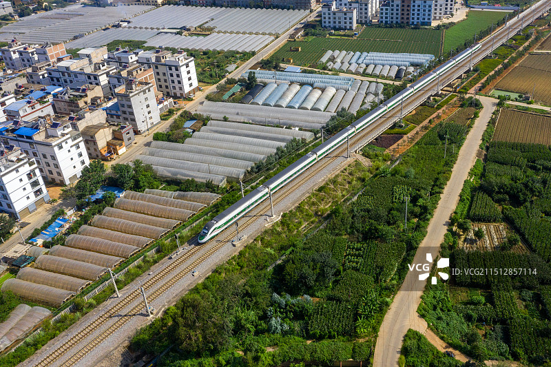 中老铁路玉溪坝子奔驰的列车图片素材