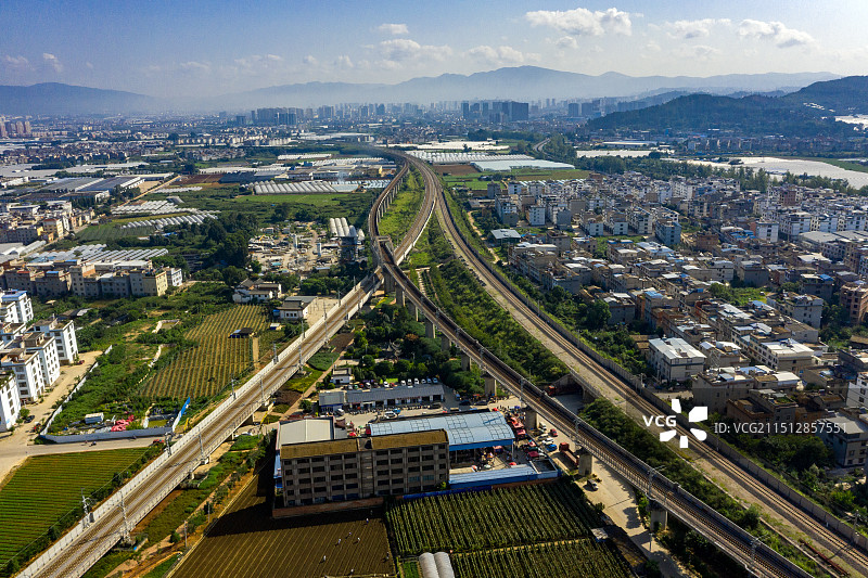 中老铁路、昆玉河铁路在玉溪交汇，两条钢龙驰向国外图片素材