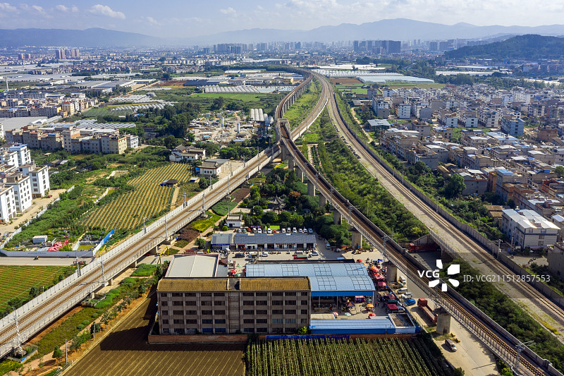 中老铁路、昆玉河铁路在玉溪交汇，两条钢龙驰向国外图片素材