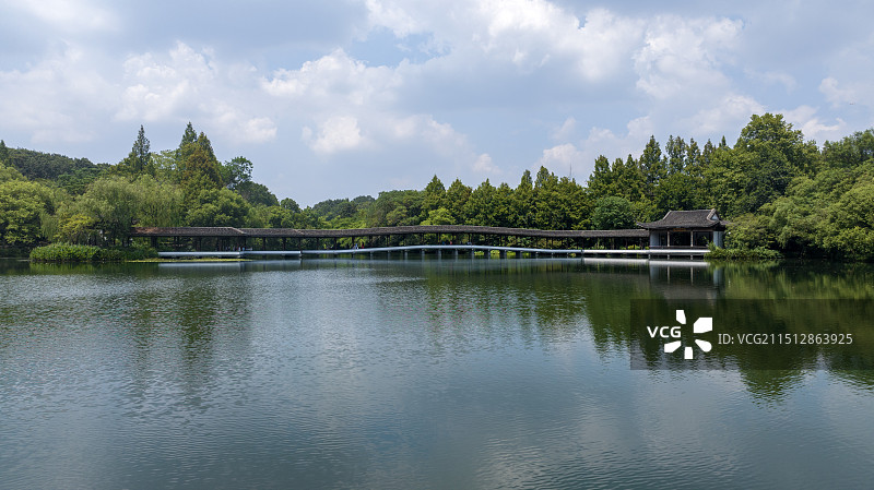 西湖浴鹄湾霁虹桥夏季低空正面2图片素材