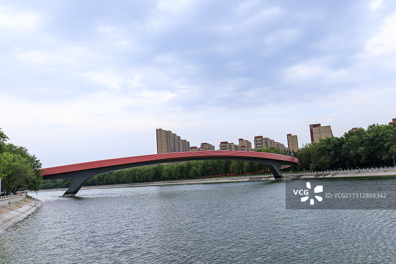 内蒙古自治区呼和浩特市赛罕区东河风景带小黑河玉带岛公园的城市景观图片素材