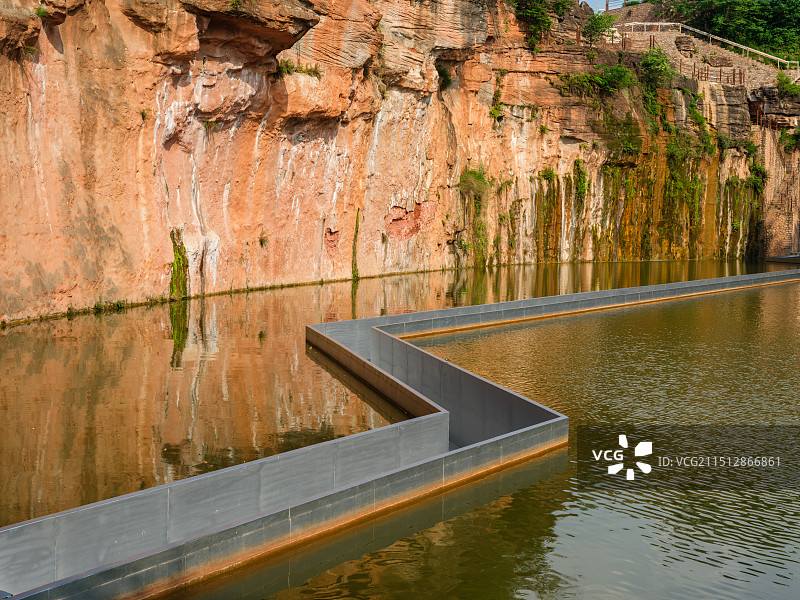 德阳中江石林谷风景区湖中的道路很有未来感图片素材
