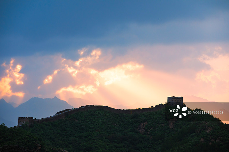 傍晚的长城剪影图片素材