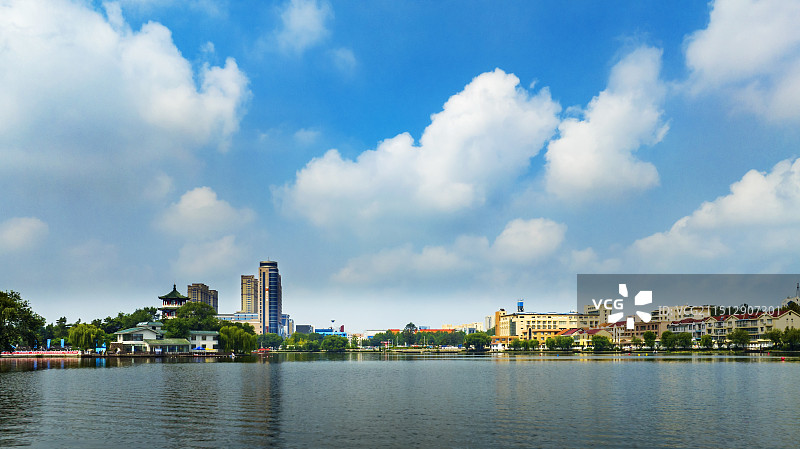 蓝天白云下的月湖图片素材