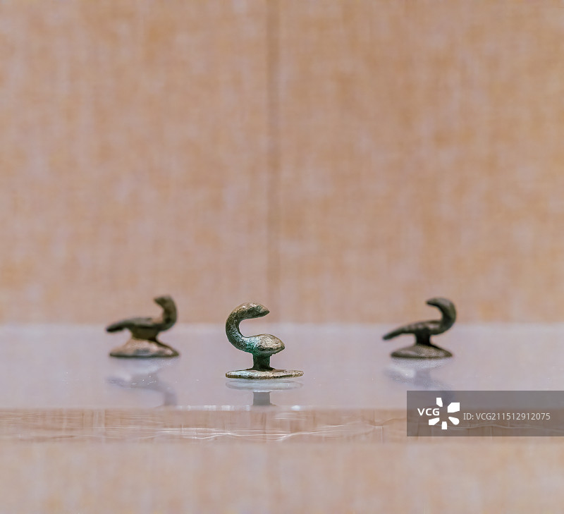 古代文明，汉代服装配件，鸟形铜带钩图片素材