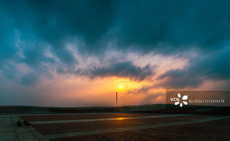晚霞，广场，5G信号塔，通讯设施图片素材