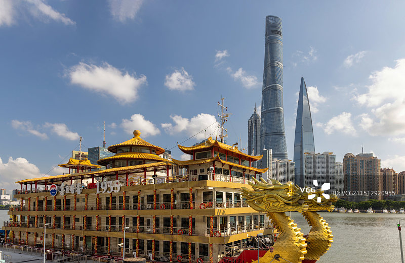 上海十六铺码头龙船和浦东地标建筑同框图片素材