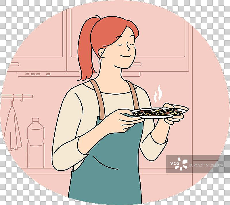 快乐的女人在厨房闻食物图片素材