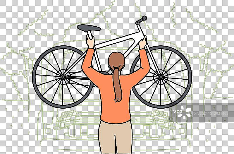 女人将自行车挂在皮卡车上准备旅行图片素材