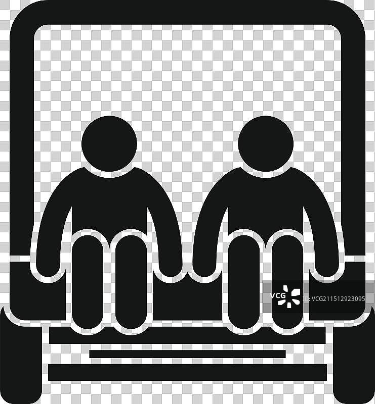 两名男子坐在敞篷车里兜风图片素材