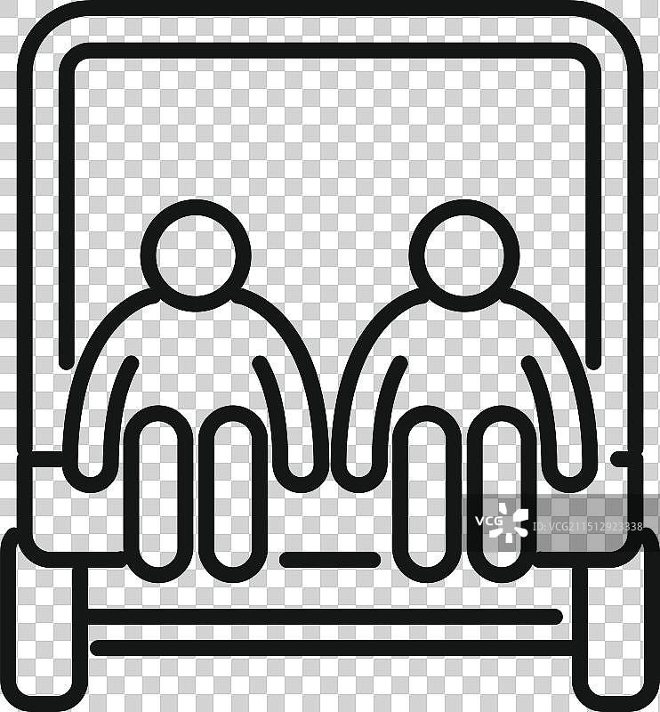 两名乘客坐在皮卡车后座上图片素材