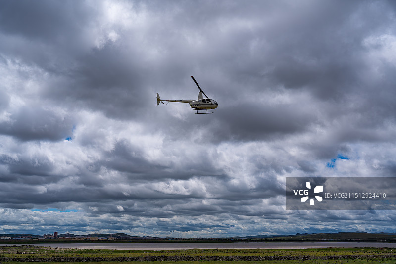 乌兰察布火山景区的云海与直升机图片素材