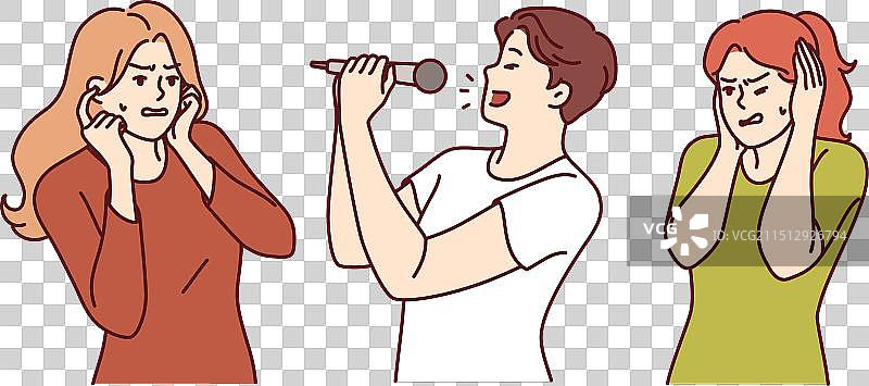 男人因听力不好而唱歌跑调图片素材