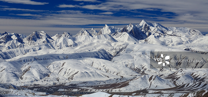 雪山脚下的县城--西藏日喀则吉隆县县城图片素材
