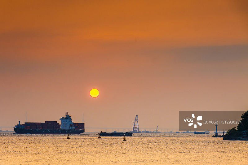 落日江豚湾图片素材