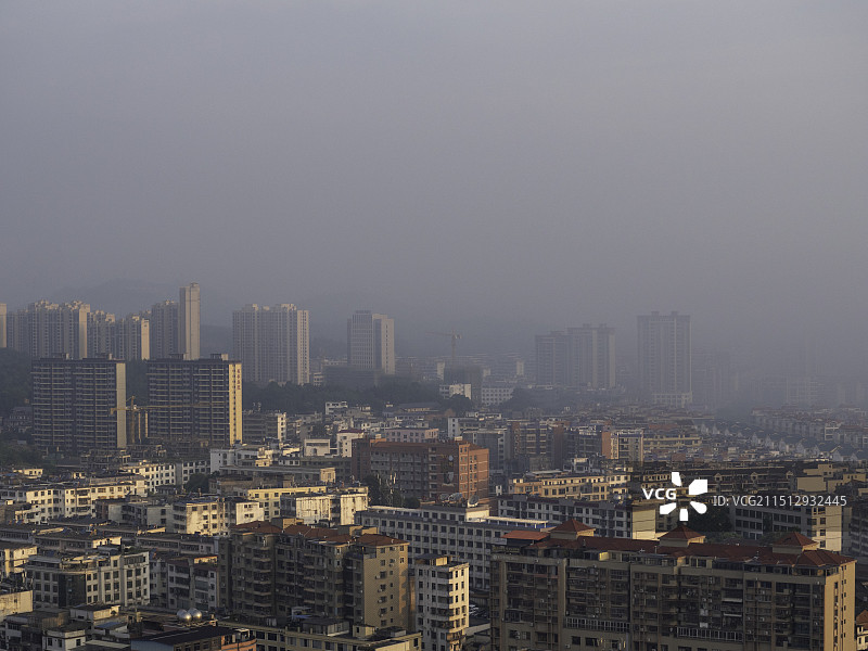 晨雾中的定南县城图片素材