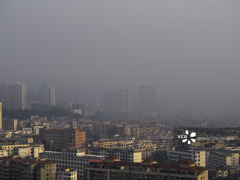 晨雾中的定南县城图片素材