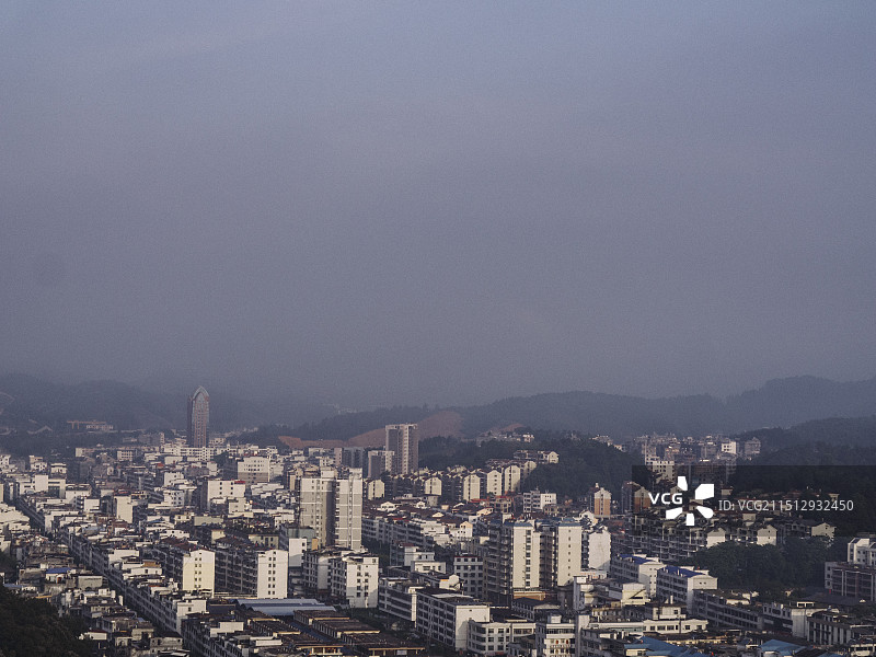 晨雾中的定南县城图片素材