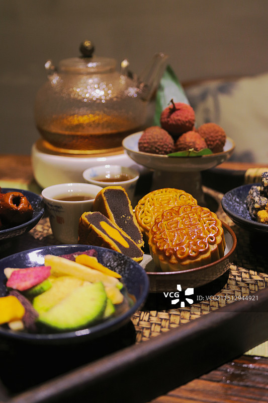 茶桌上的广式月饼图片素材