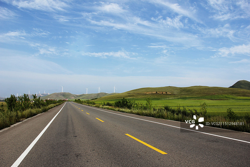 草原上的公路图片素材