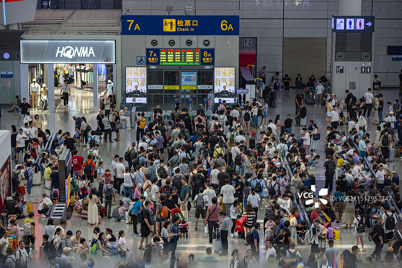 火车站候车的人群广角特写图片素材