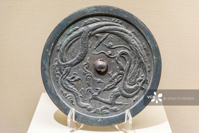 辽代浮雕龙纹大铜镜图片素材